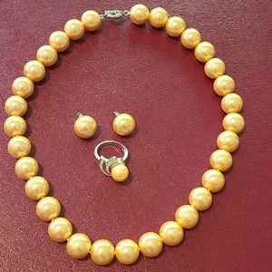 Set of pearls, earrings, necklace and ring